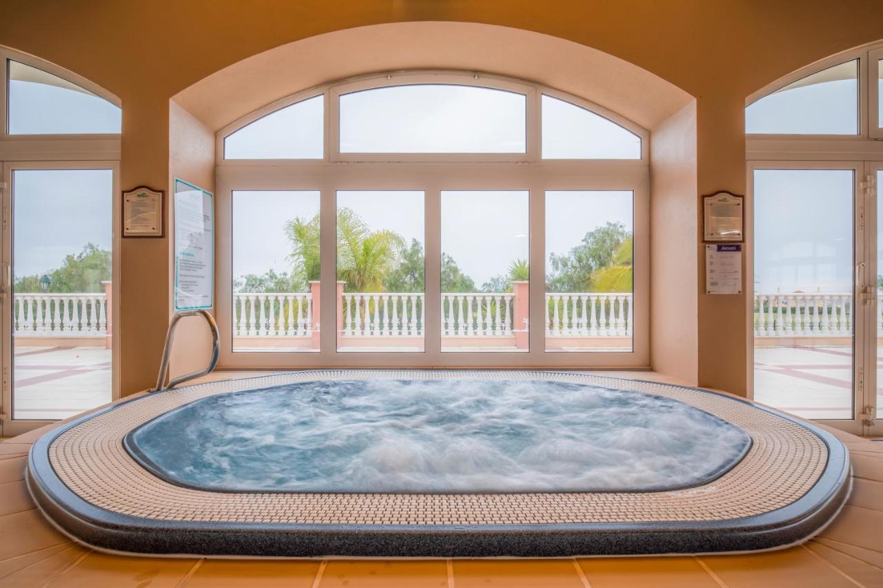 Boavista Golf & Spa - Bela Colina Holidays Lagos Luaran gambar A whirlpool bath