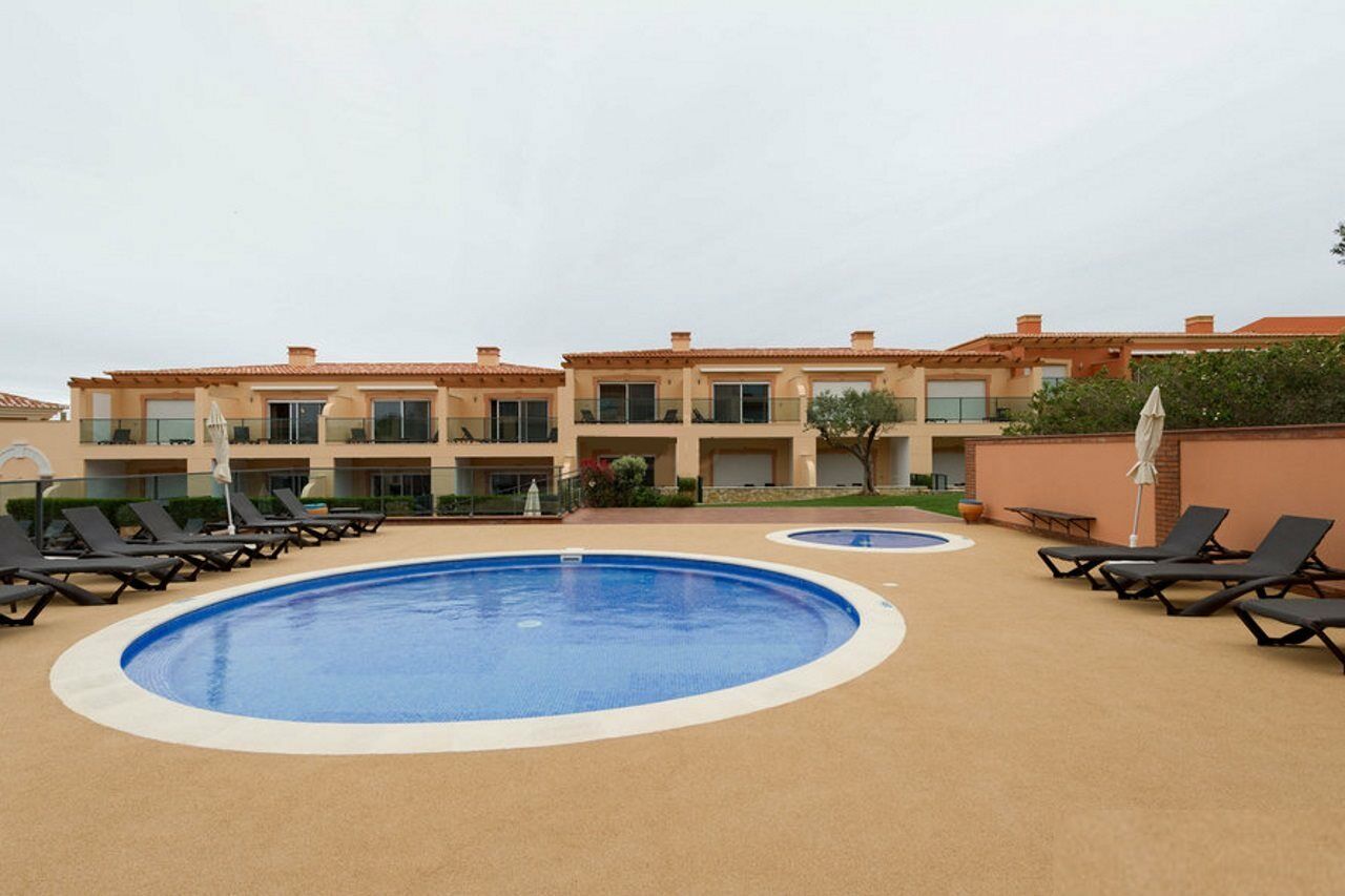 Boavista Golf & Spa - Bela Colina Holidays Lagos Luaran gambar A swimming pool with a safety cover